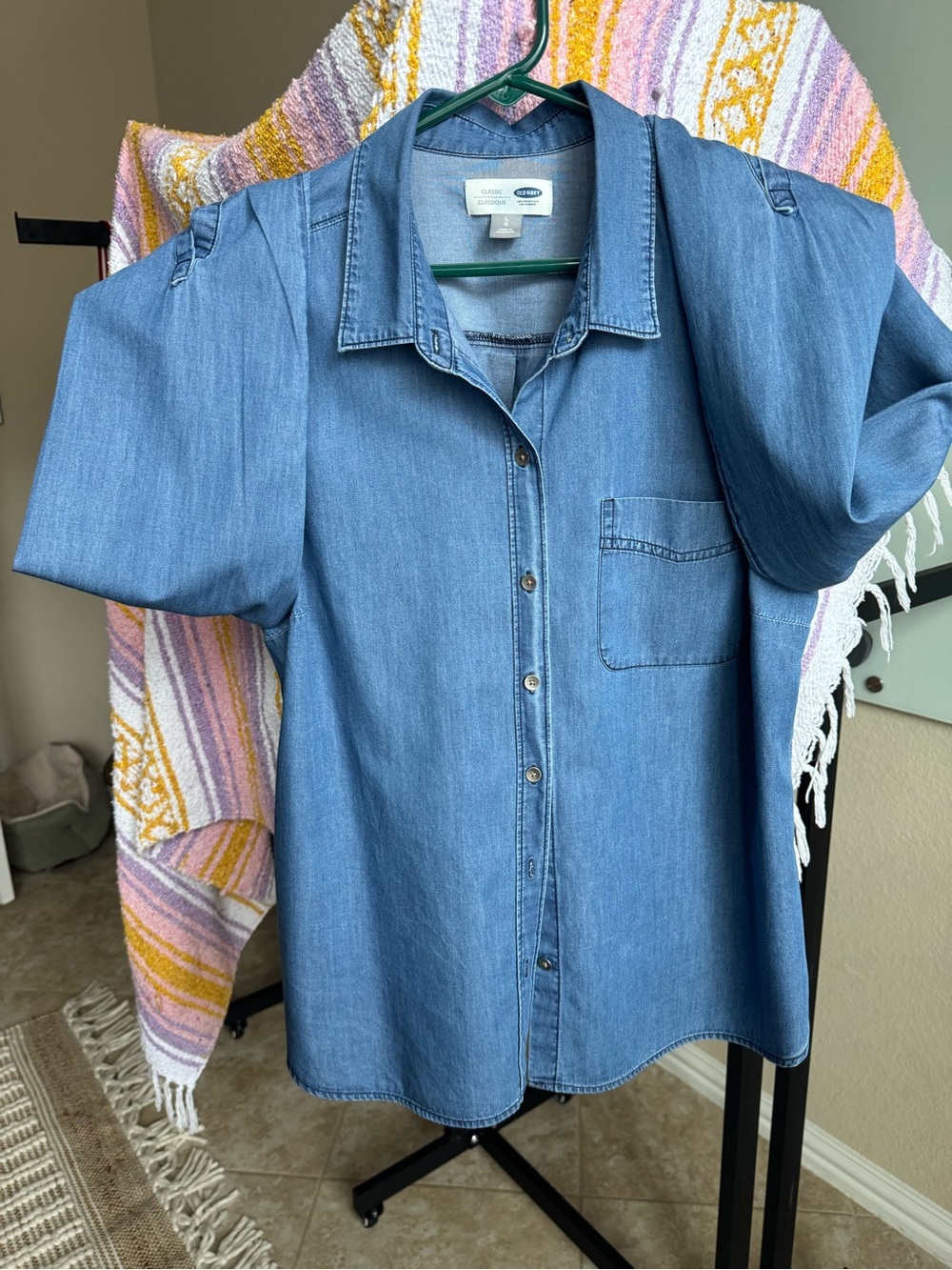 Old Navy Light Blue women’s oversized Denim Button-Down Shirt - Picture 2 of 6